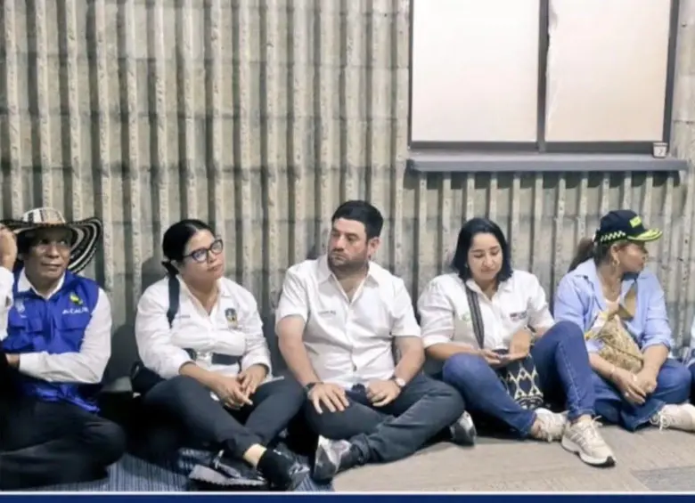 Alcaldes de municipios inundados de Córdoba se quedaron esperando, en el suelo, que Petro los escuchara