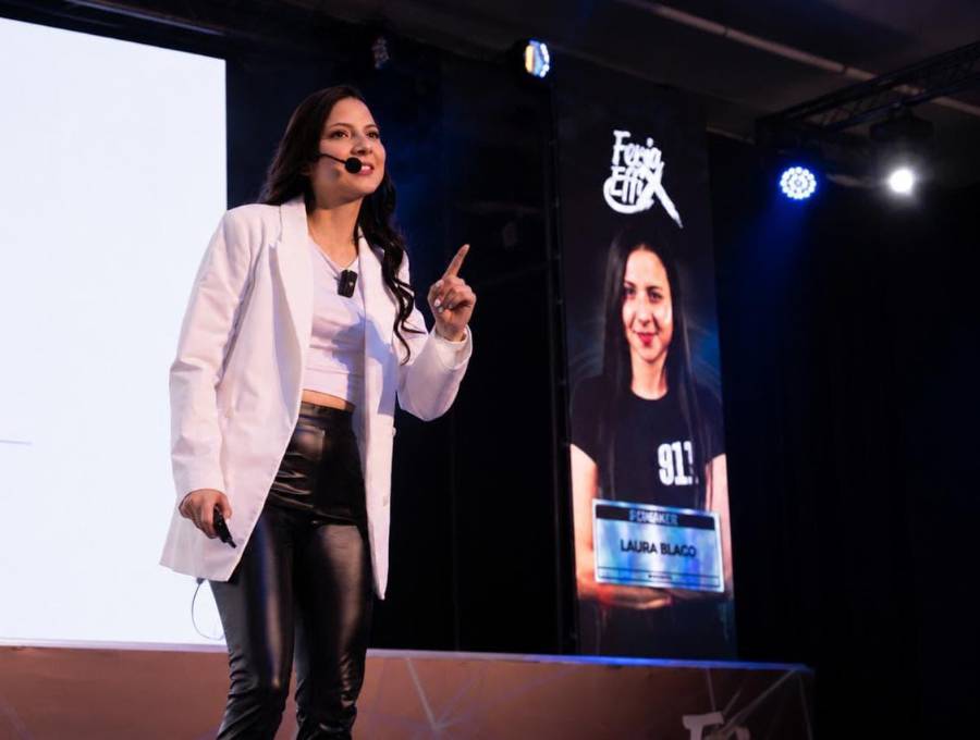 Laura Blago, empresaria colombiana que desarrolló una metodología de Diseño Conversional y ha capacitado a más de 5.200 empresarios y emprendedores de 15 países en el uso estratégico del diseño y la inteligencia artificial. FOTO: Laura Blago.