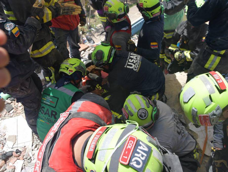 El equipo Usar Col-1, que tiene entre sus integrantes a ocho integrantes del Cuerpo de Bomberos de Envigado, rescataron a Moises, un niño de 11 años, en La Guaira. FOTO: CORTESÍA - DANIEL GONZÁLEZ (UNGRD)