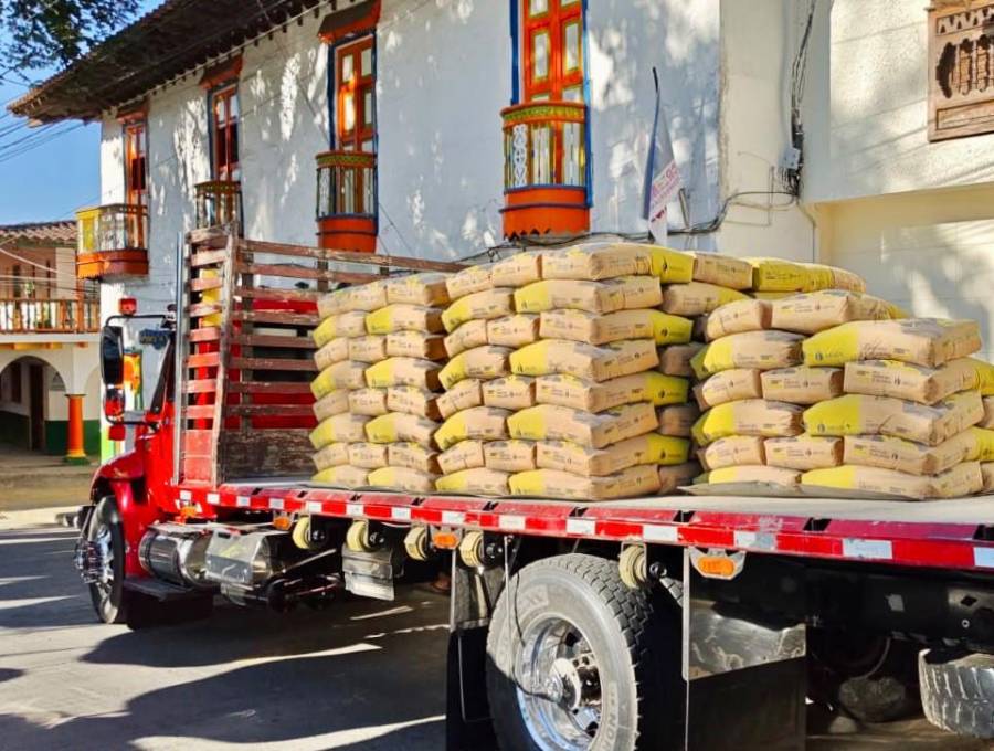 Los primeros despachos de materiales para la reconstrucción han llegado a los municipios de Abejorral, Andes, Betania, Ciudad Bolívar, Jardín, Salgar, Tarso, Hispania, Caramanta, Pueblorrico, Ebéjico, Valparaíso, Anzá, Sonsón, Armenia, Heliconia, Urrao, Betulia, Santa Rosa de Osos y San Luis. FOTO: Cortesía Gobernación de Antioquia
