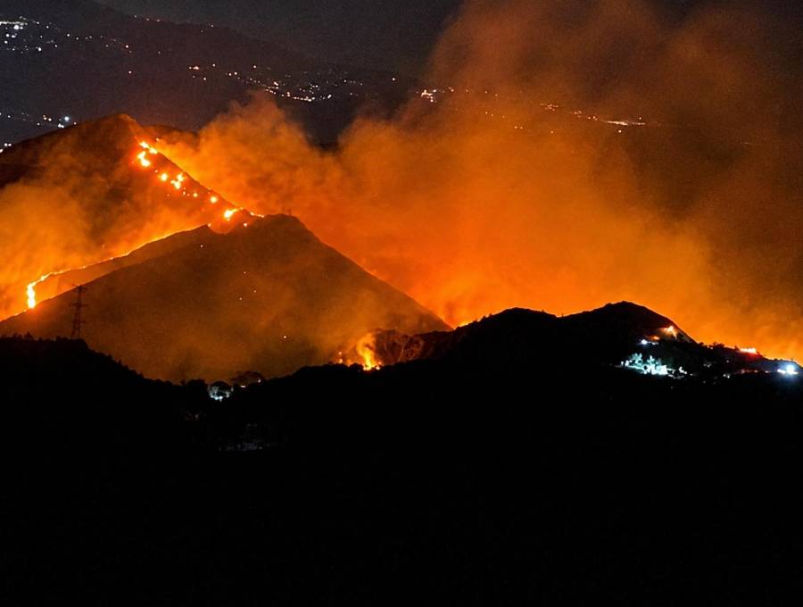 El incendio, activo desde la noche del lunes 10 de agosto, está siendo atendido por los cuerpos de bomberos de 3 municipios. Foto: cortesía.