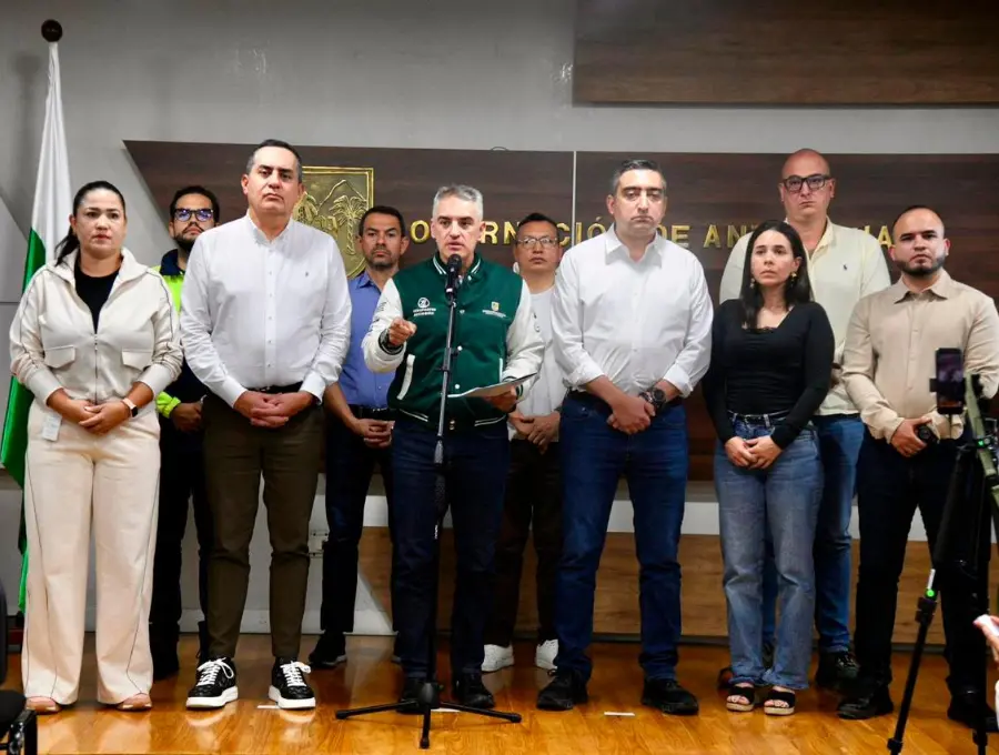 El gobernador de Antioquia hizo el anuncio de su intención de presentar una nulidad contra la suspensión de las órdenes de captura en compañía de los alcaldes del Valle de Aburrá. FOTO: Cortesía