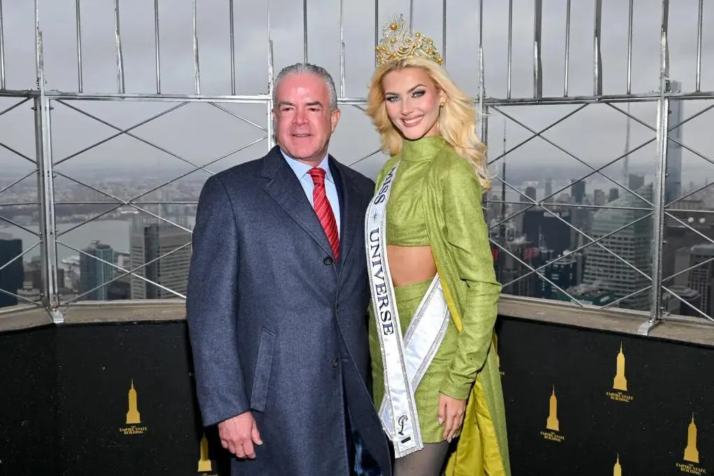 Raúl Rocha Cantú, copropietario de Miss Universo, se encuentra en el centro de la polémica tras las denuncias de manipulación en la edición 2025. Victoria Kjaer, Miss Universo 2024. FOTO: Getty Images. 