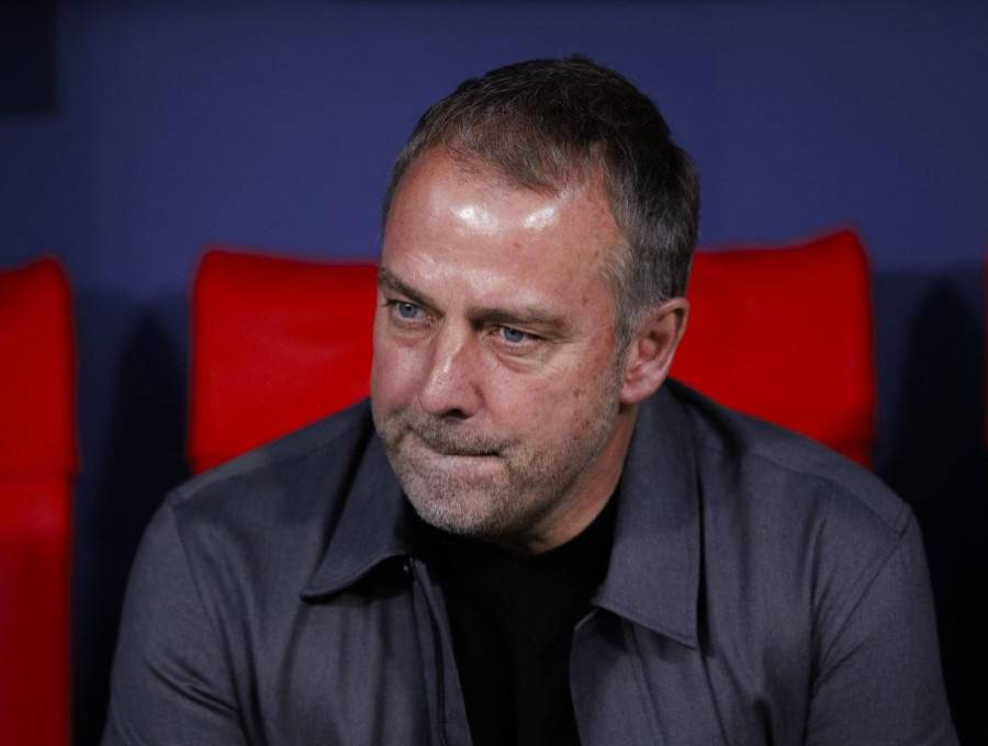 El entrenador alemán Hansi Flick se sentará esta tarde en el banquillo para dirigir al Barcelona en el Clásico de este domingo en el Camp Nou ante el Real Madrid. FOTO: AFP