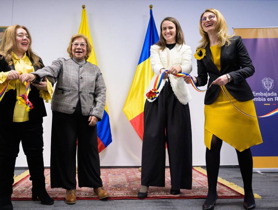 La canciller Rosa Yolanda Villavicencio junto a su homóloga Oana-Silvia Țoiu reabren la embajada de Colombia en Rumania. FOTO: Cancillería