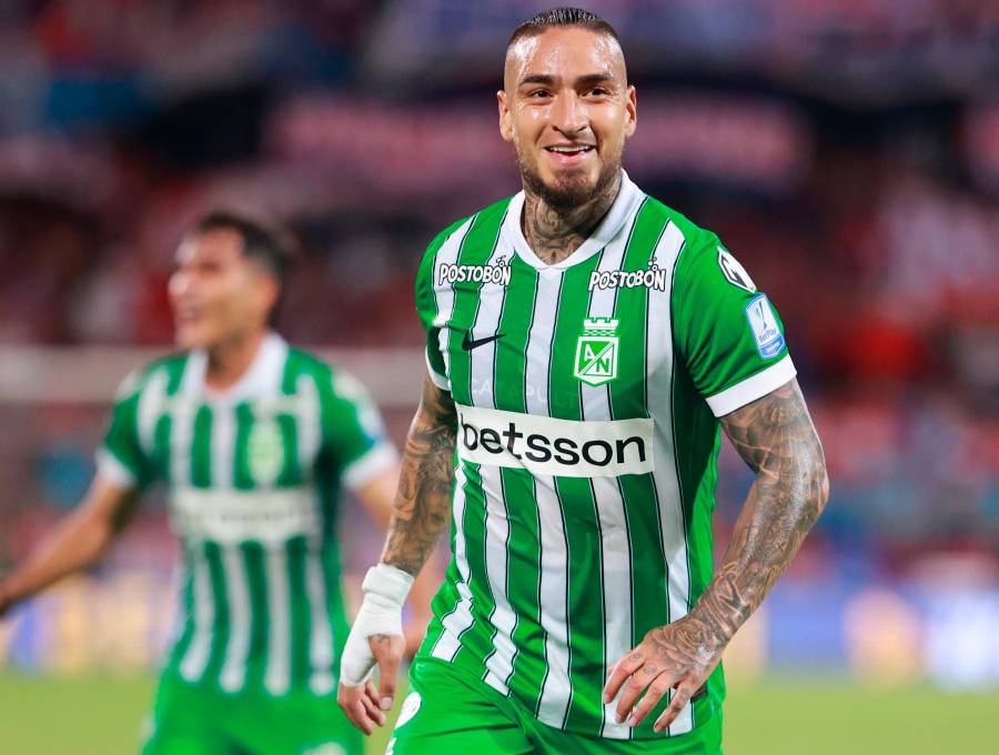 Nacional festejó el triunfo sobre el final en el Atanasio, después de que “Chicho” Arango generara el autogol del DIM. FOTO MANUEL SALDARRIAGA