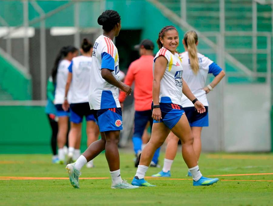 Linda Caicedo y Leicy Santos durante el último entrenamiento en Cali, antes del duelo de este viernes, por la penúltima fecha de la Liga de Naciones Femenina, en el Pascual Guerrero. FOTO FCF
