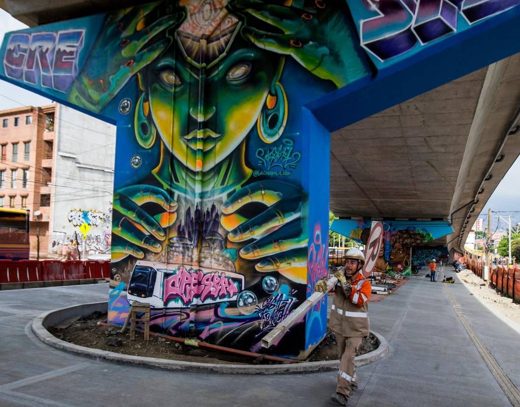 Trece artistas urbanos y colectivos artísticos de Medellín pintaron murales en los bajos del nuevo puente de la calle San Juan con la 80. Fotos Julio César Herrera.
