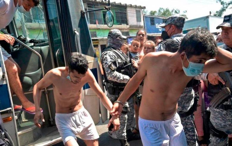 Imagen de referencia de las cárceles en El Salvador que no corresponden ni a la fecha ni al lugar de los hechos. FOTO: AFP