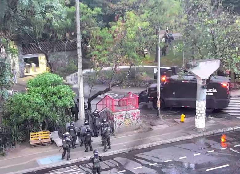 Los disturbios mantuvieron cerradas durante cerca de una hora vías principales en el norte de Medellín, lo que generó caos vehicular y parálisis del servicio público de transporte. Foto: Cortesía