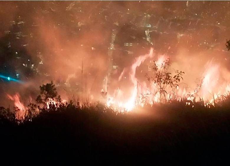 En uno de los miradores de Medellín se presentó un incendio por cuenta de un volador que cayó sobre la cobertura vegetal. FOTO: CORTESÍA