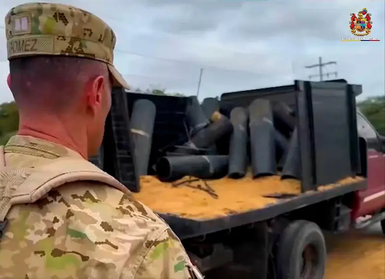 Esta es la volqueta que usaron los terroristas, con rampas artesanales para lanzar los cilindros-bomba contra la guarnición militar en Riohacha. IMAGEN TOMADA DE VIDEO DEL EJÉRCITO.
