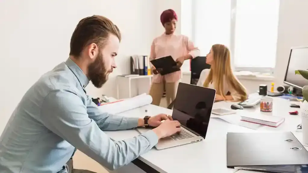 Miles de vacantes están disponibles actualmente en Colombia para quienes buscan empleo en áreas operativas y comerciales. FOTO: GETTY