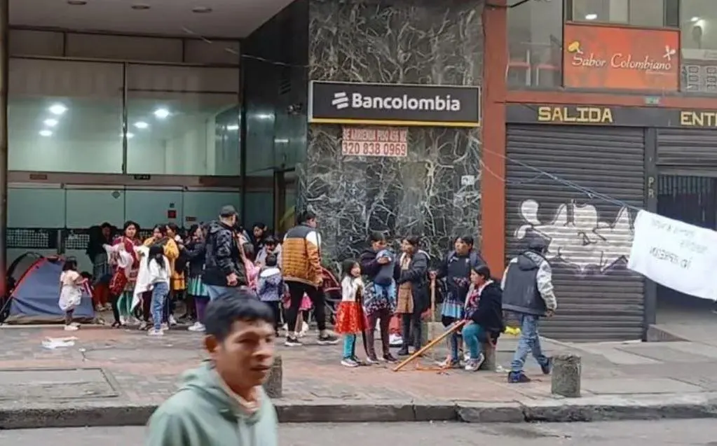 Grupo de indígenas en las afueras del Ministerio del Interior. Foto: redes