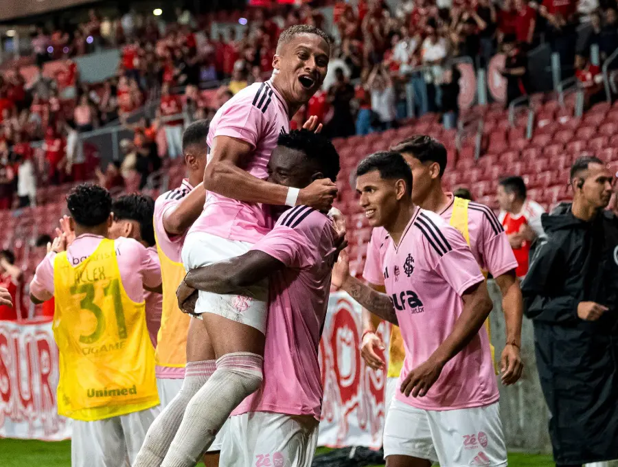 Inter de Porto Alegre sacó a la venta una camiseta rosa edición especial en el mes de octubre. FOTO: Getty Images