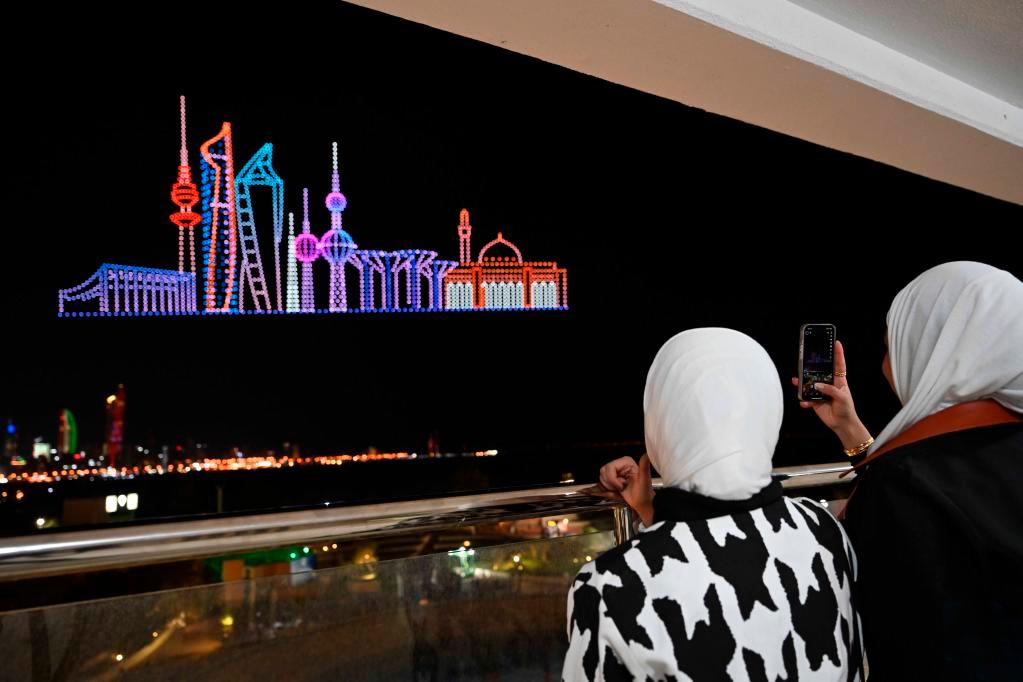 El espectáculo contó con 2.000 drones que surcaron los cielos de la ciudad de Kuwait. FOTO: GETTY