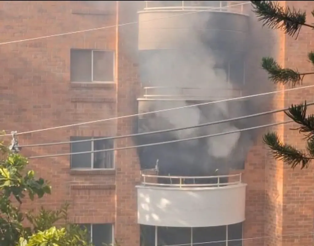 La conflagración ocurre en un apartamento del sector La Visitación, en El Poblado. Hasta el momento no se reportan víctimas. Foto: Cortesía