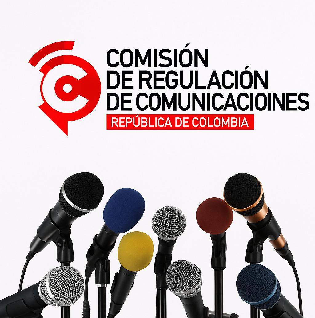 Arriba de los micrófonos, el logo de la Comisión de regulación de Comunicaciones (CRC). FOTO: Ilustración El Colombiano