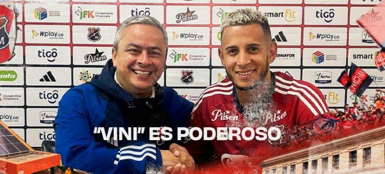 El presidente del DIM, Juan Camilo Restrepo, dándole la bienvenida a Vinicius. FOTO DIM