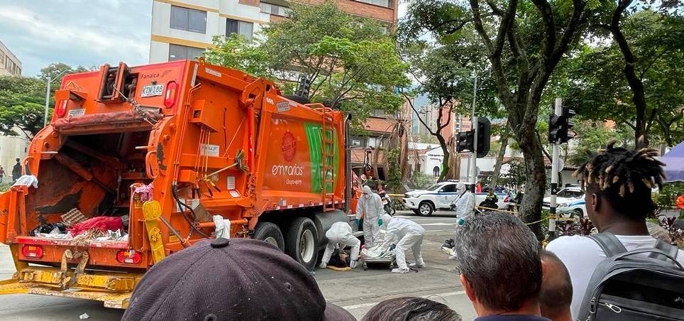 Los agentes de la Policía Judicial de la Secretaría de Movilidad de Medellín realizaron la inspección al cadáver de la víctima. FOTO: JAIDER ESCOBAR BUITRAGO