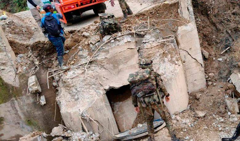 Este es el puente que volaron las disidencias en el Cañón del Micay. FOTO AFP 