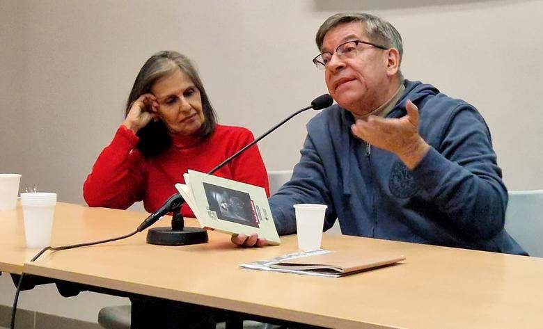El escritor Reinaldo Spitaletta durante su conferencia en París este martes. FOTO: CORTESÍA