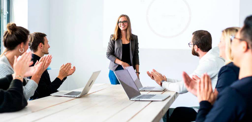Postulante realizando un simulacro de una entrevista assessment ante un grupo de personas. Este es un tipo de entrevista práctica y dinámica en la que se simulan situaciones reales de trabajo. FOTO: SHUTTERSTOCK