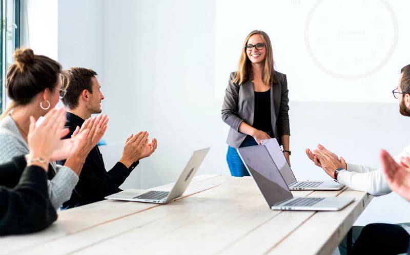 Postulante realizando un simulacro de una entrevista assessment ante un grupo de personas. Este es un tipo de entrevista práctica y dinámica en la que se simulan situaciones reales de trabajo. FOTO: SHUTTERSTOCK