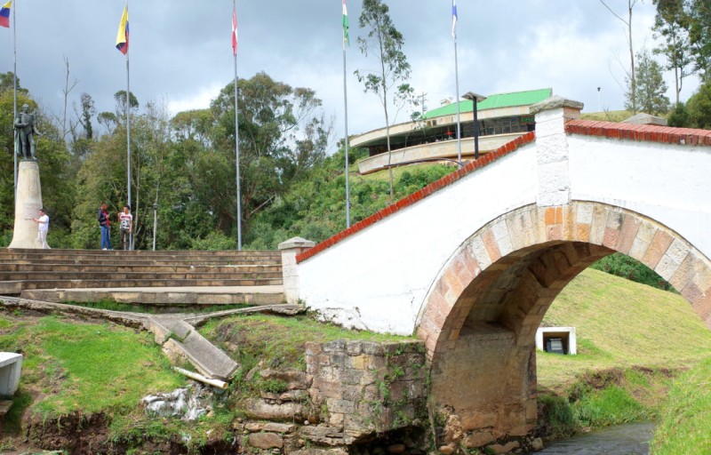 Centro turístico ubicado a 115 kilómetros de Bogotá y 14 kilómetros de Tunja. Allí se encuentra “El Altar a la Patria”, lugar donde el 7 de agosto de 1819 se libró la batalla decisiva de la gesta libertadora, liderada por el general Simón Bolívar, que terminó con la guerra por la independencia del territorio colombiano contra la corona española. FOTO: Situr Boyacá.