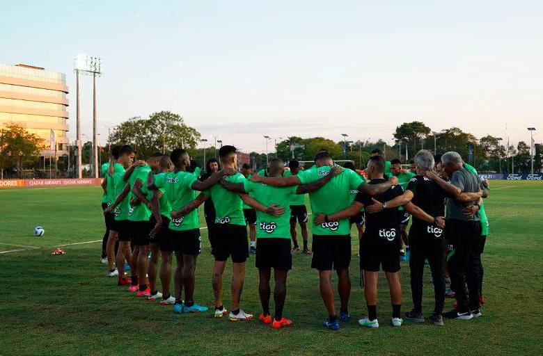 La delegación cuenta con la presencia de Francisco Maturana y René Higuita, dos referentes en la historia verde. FOTO TWITTER NACIONAL
