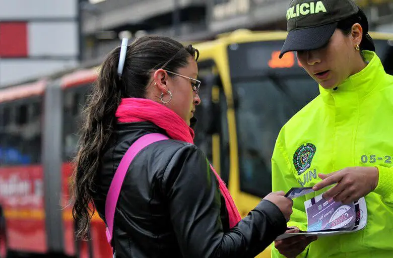 Salió mal: alias Aretes intentó evadir a la Policía de Itagüí usando la cédula de su hermana y terminó capturada