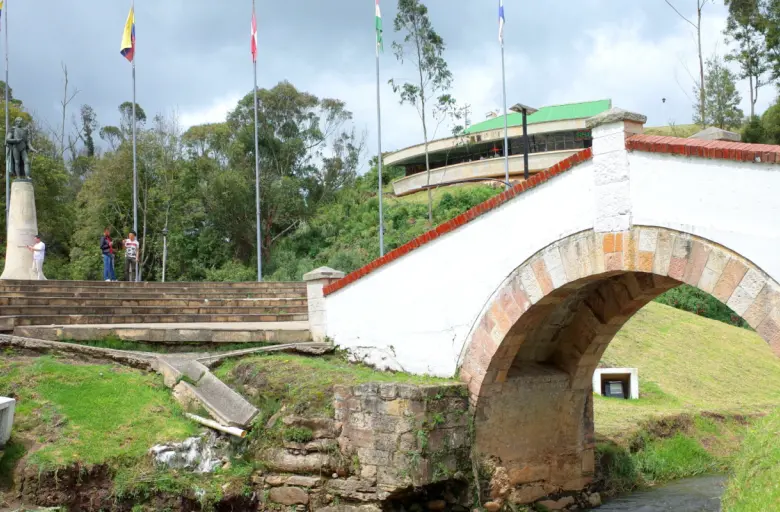 Centro turístico ubicado a 115 kilómetros de Bogotá y 14 kilómetros de Tunja. Allí se encuentra “El Altar a la Patria”, lugar donde el 7 de agosto de 1819 se libró la batalla decisiva de la gesta libertadora, liderada por el general Simón Bolívar, que terminó con la guerra por la independencia del territorio colombiano contra la corona española. FOTO: Situr Boyacá.