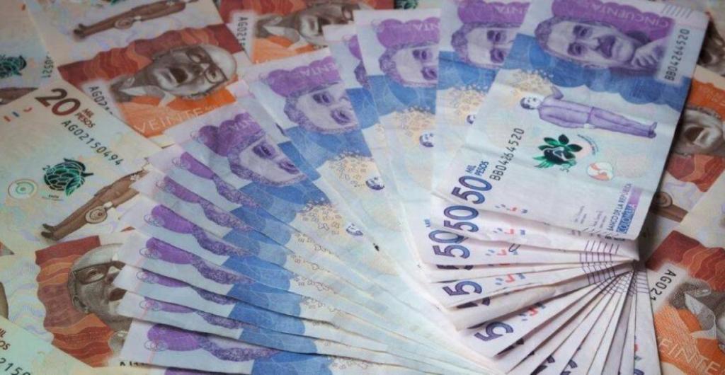 El peso colombiano cierra 2025 con resiliencia, pero sin complacencia. La combinación de tasas altas, remesas y un dólar global débil le dan soporte, aunque los riesgos fiscales y las tensiones externas mantienen encendida la alerta. FOTO: Colprensa.