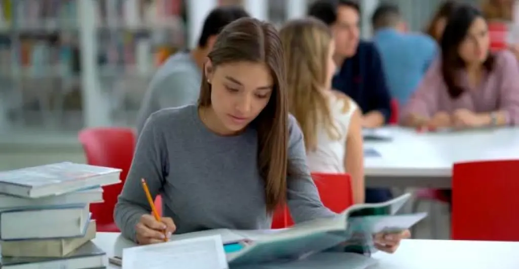 Jóvenes bachilleres podrán formarse como técnicos y hacer sus prácticas en Alkomprar. FOTO: iStock