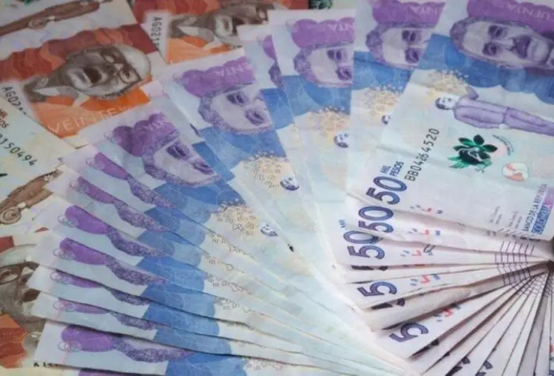 El peso colombiano cierra 2025 con resiliencia, pero sin complacencia. La combinación de tasas altas, remesas y un dólar global débil le dan soporte, aunque los riesgos fiscales y las tensiones externas mantienen encendida la alerta. FOTO: Colprensa.