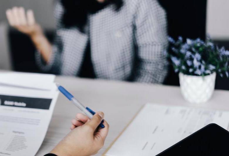 La CNSC y el SENA ofrecen más de 1.270 vacantes de carrera administrativa en todo el país, con oportunidades para jóvenes y profesionales de diversas áreas. FOTO: GETTY Y CNSC