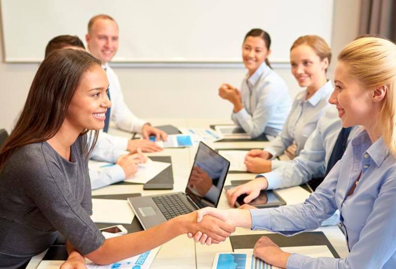 Según el Dane, alojamiento y transporte fueron los sectores que más empleo generaron en Colombia durante julio de 2025. FOTO: GETTY