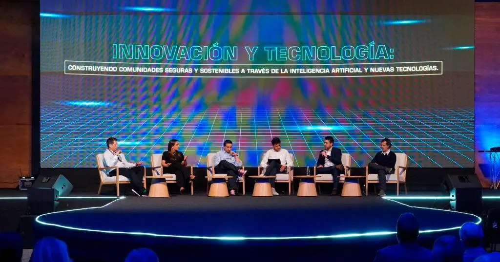 De izquierda a derecha: Gabriel de las Casas, periodista; directora ejecutiva de Ruta N, Carolina Londoño; director de Nodo de Eafit, José Alejandro Betancur; secretario de Seguridad y Convivencia, Manuel Villa; gerente de la ESU, Mateo González; Director de Relaciones Estratégicas de Ruta N, Camilo Zapata. <b>FOTO RUTA N</b>