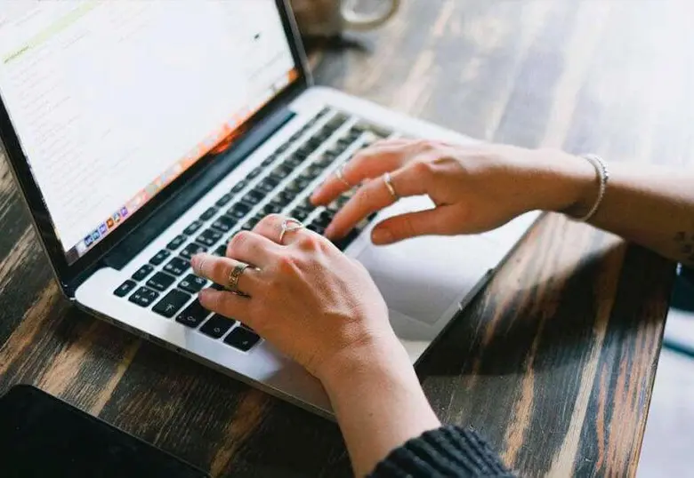 La flexibilidad de trabajo remoto o híbrido convierte estas vacantes en una oportunidad atractiva para digitadores en Bogotá. FOTO: GETTY