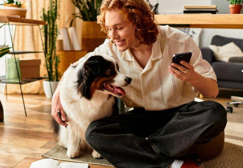 ¿Por qué los perros empujan el celular con el hocico? 