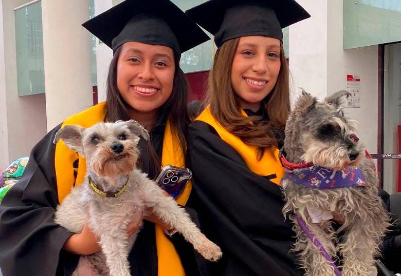Veterinarios en México celebraron graduación con mascotas de la universidad