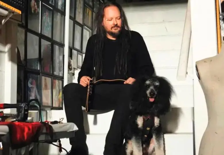 Vocalista de Korn lanzó marca para perros con nombre de una canción