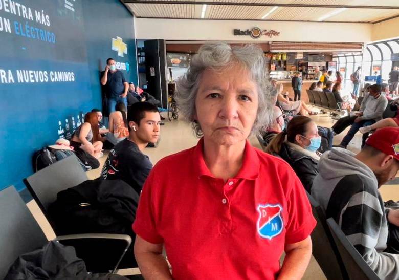 María Gladys Montes partió desde el terminal aéreo de Rionegro cargada de ilusiones, en compañía de su familia. FOTO: JAIDER ESCOBAR.