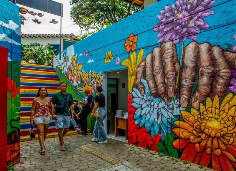Mural alusivo a la cultura silletera y a las flores de la ciudad. FOTO: Julio César Herrera.