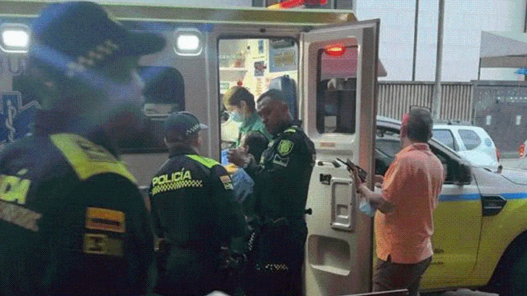 El hombre herido recibió atención inmediata por una ambulancia de la secretaría de Salud. FOTO: CORTESÍA