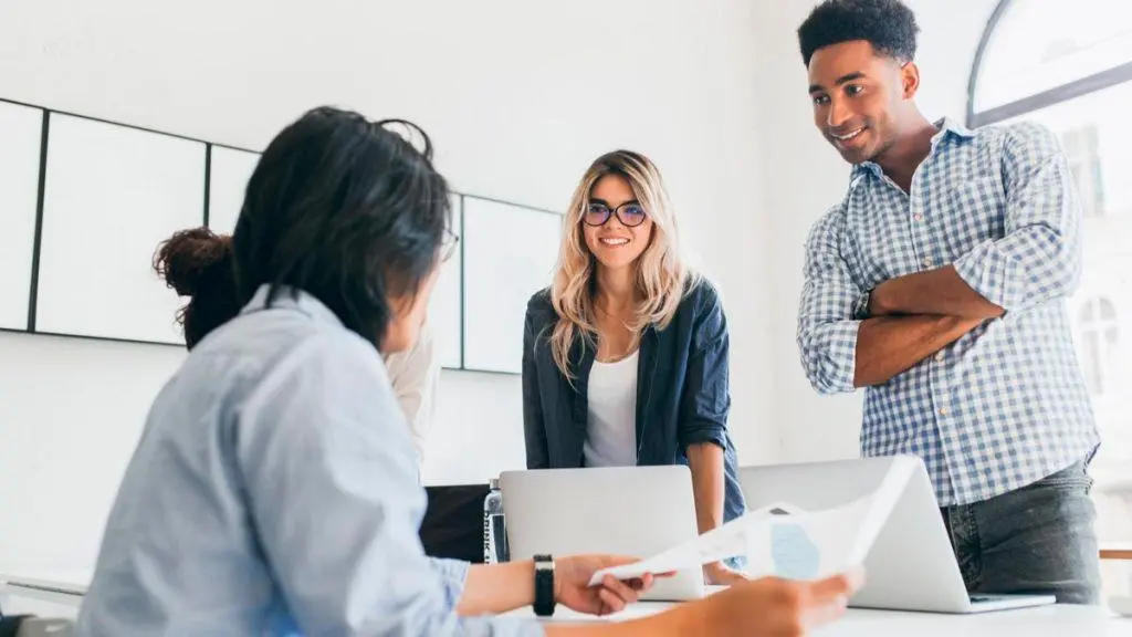 Accenture, con más de 15.000 colaboradores en Colombia, fortalece su presencia en Medellín con nuevas vacantes laborales. FOTO: Getty