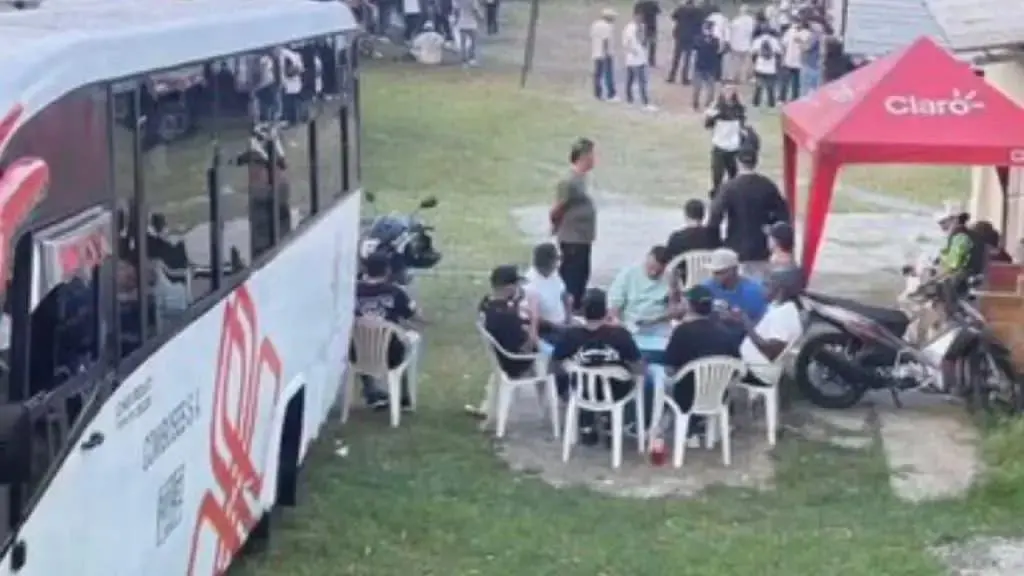 Personas permanecen en los alrededores de la cárcel La Paz de Itagüí, donde se ha instalado un campamento en medio de la polémica por el eventual traslado de cabecillas. FOTO: @claudiacarrasq.