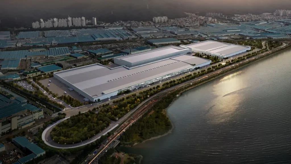 La planta de Hyundai en Ulsan, Corea del Sur, ensambla cerca de 1,5 millones de vehículos al año y cuenta con infraestructura propia para fabricar componentes, exportar automóviles y ampliar la producción de modelos eléctricos. FOTO: Hyundai. 