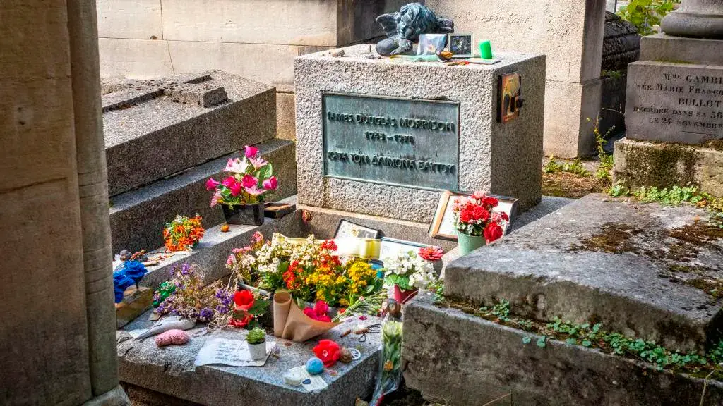 Esta es la tumba del cantante Jim Morrison, una de las más visitadas del cementerio Père-Lachaise. FOTO Getty