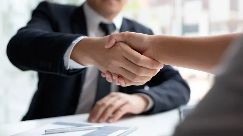 Expertos advierten que la falta de autenticidad y estrategia son errores que alejan a los candidatos de un empleo. FOTO: PEXELS